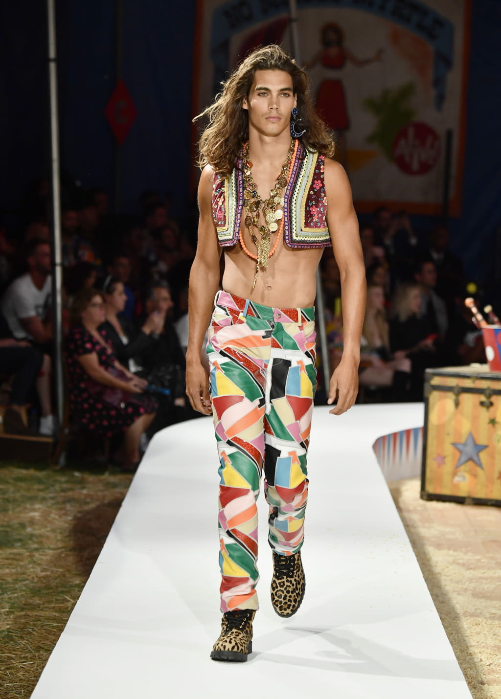 Fashion Week Milan Spring/Summer 2019 look 13 from the Moschino collection 男装
