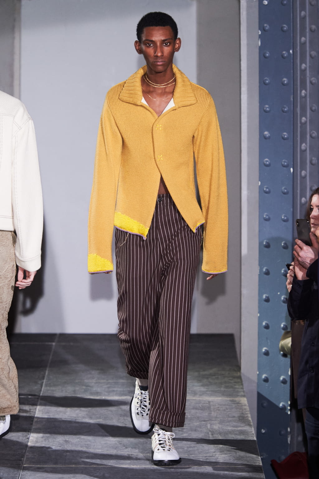 Fashion Week Paris Fall/Winter 2018 look 13 from the Acne Studios collection menswear