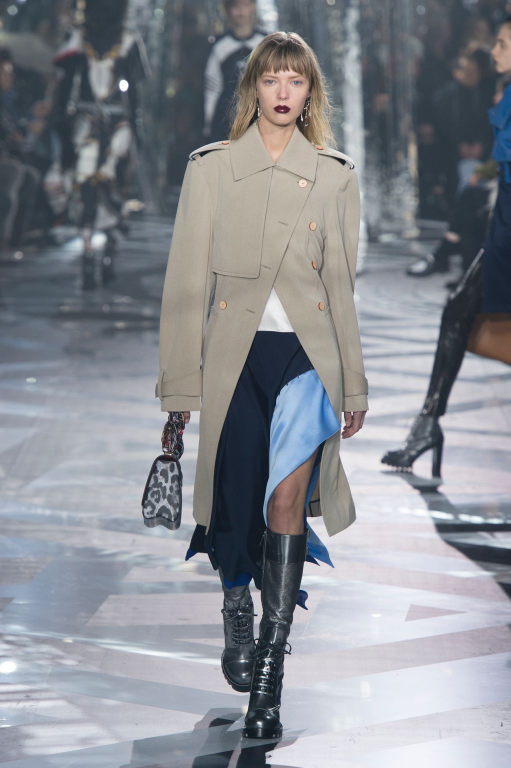 Fashion Week Paris Fall/Winter 2016 look 13 from the Louis Vuitton collection womenswear