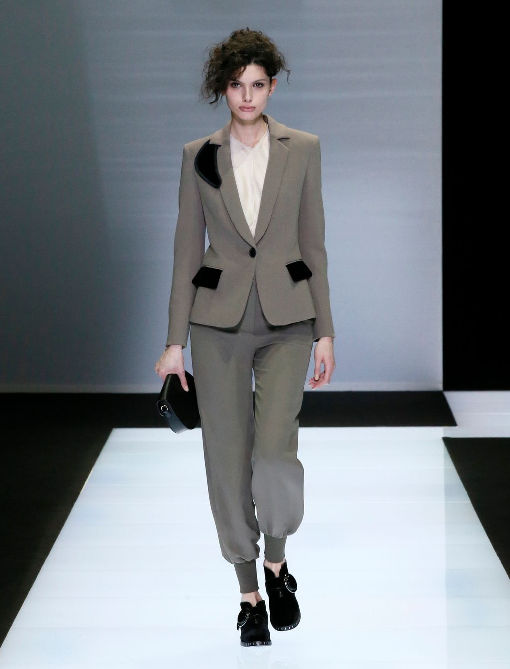 Fashion Week Milan Fall/Winter 2016 look 13 de la collection Giorgio Armani womenswear