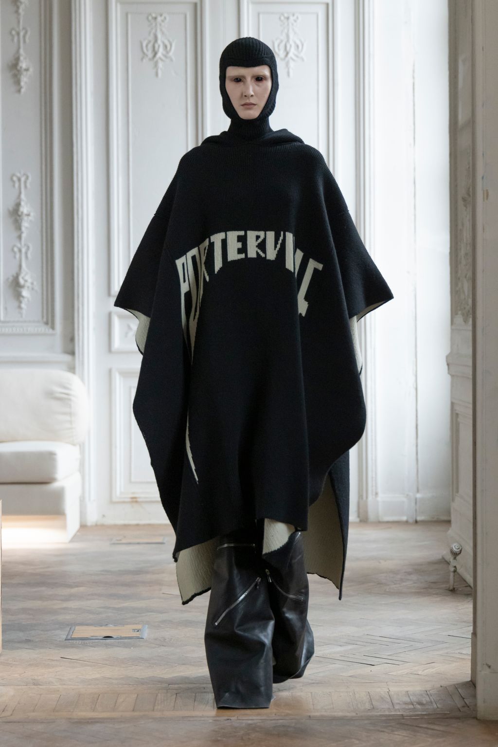 Fashion Week Paris Fall/Winter 2024 look 13 de la collection Rick Owens womenswear
