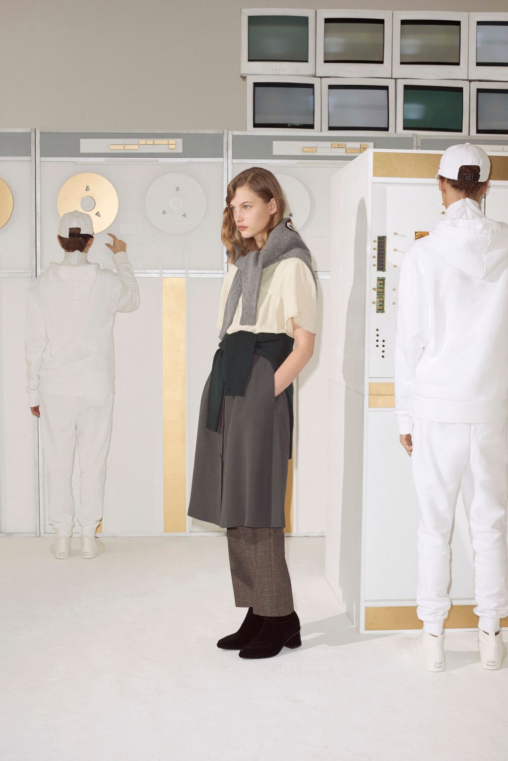 Fashion Week Paris Fall/Winter 2018 look 14 from the Maison Kitsuné collection womenswear