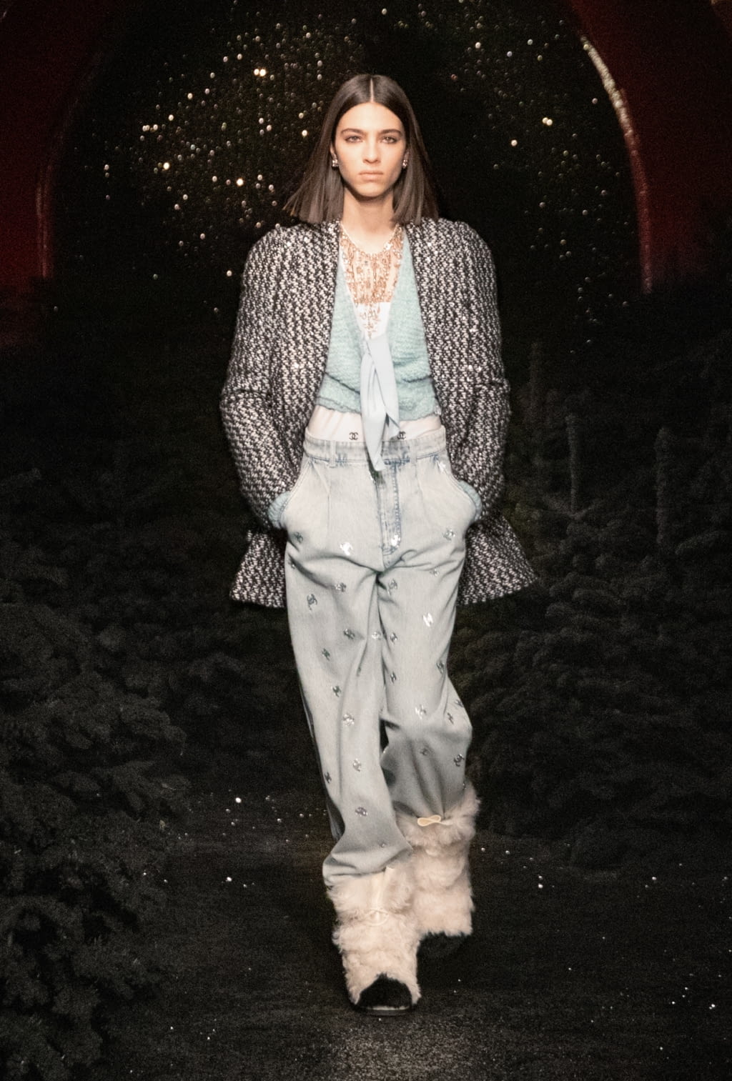 Fashion Week Paris Fall/Winter 2021 look 14 from the Chanel collection womenswear