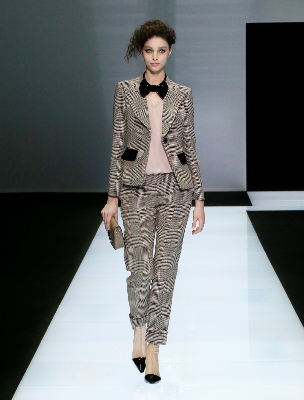 Fashion Week Milan Fall/Winter 2016 look 14 from the Giorgio Armani collection womenswear