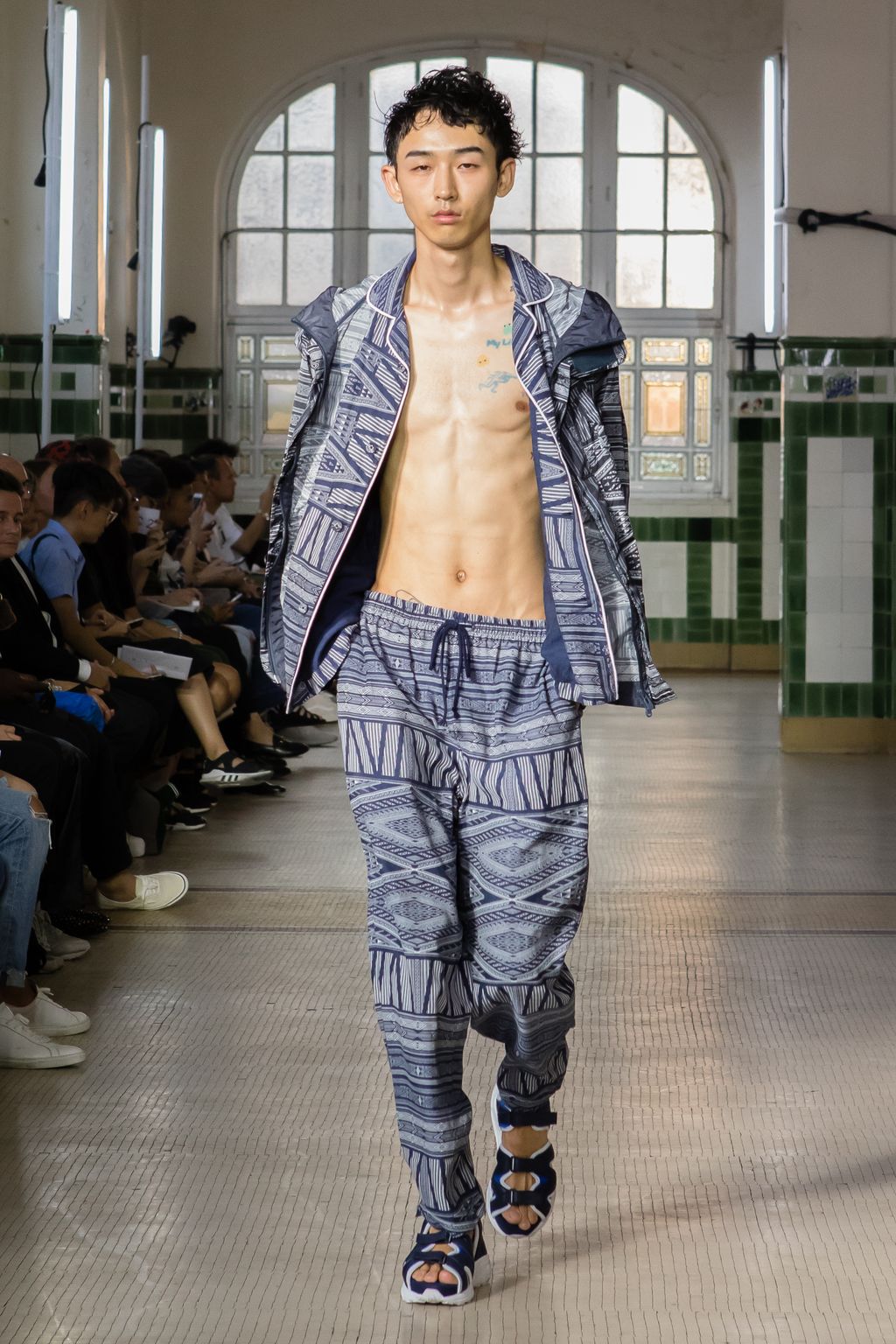 Fashion Week Paris Spring/Summer 2018 look 14 from the White Mountaineering collection menswear