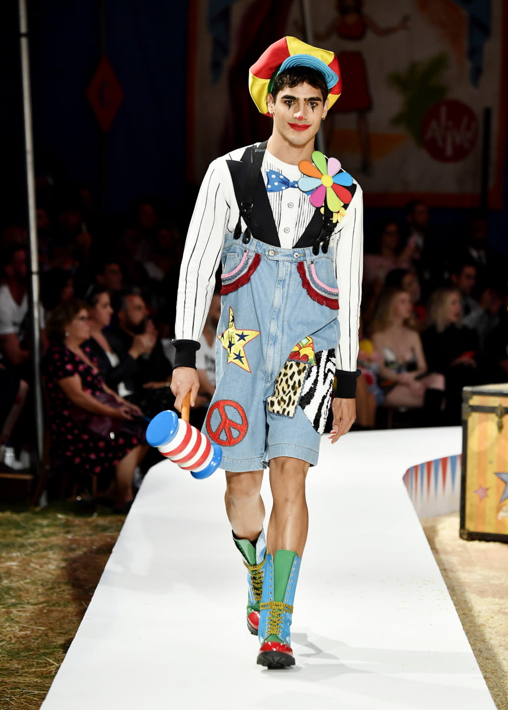 Fashion Week Milan Spring/Summer 2019 look 15 de la collection Moschino menswear