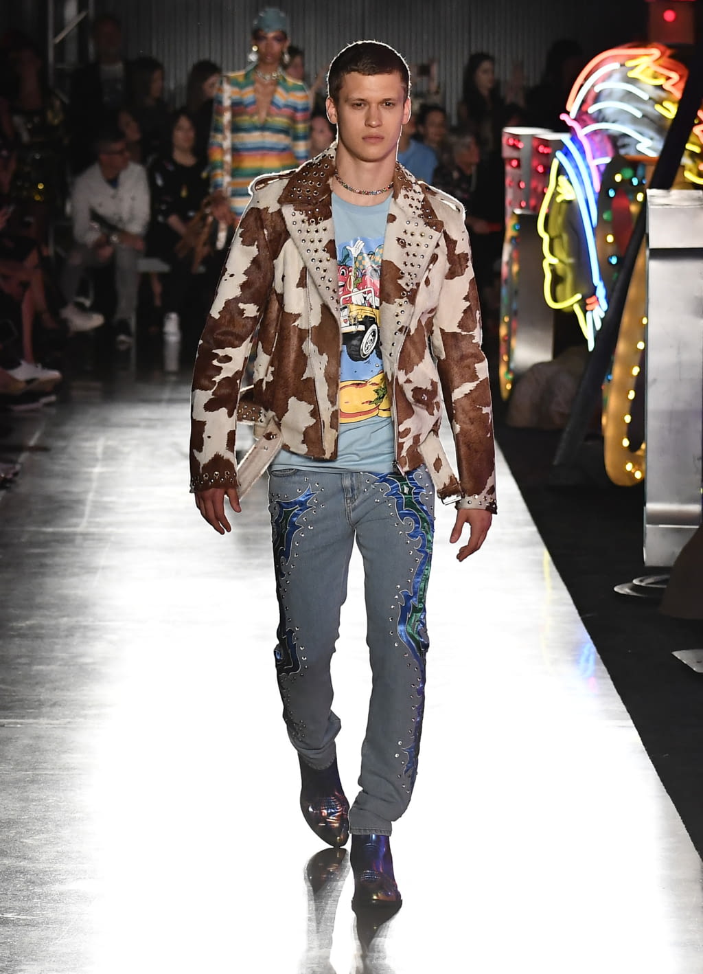 Fashion Week Milan Spring/Summer 2018 look 15 from the Moschino collection 男装