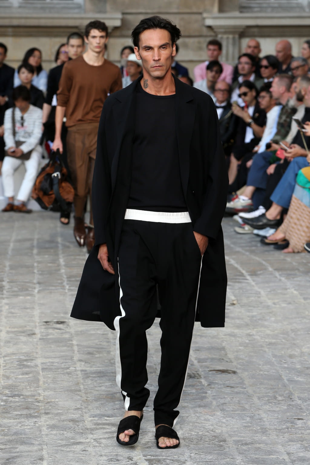 Fashion Week Paris Spring/Summer 2018 look 15 from the Berluti collection 男装