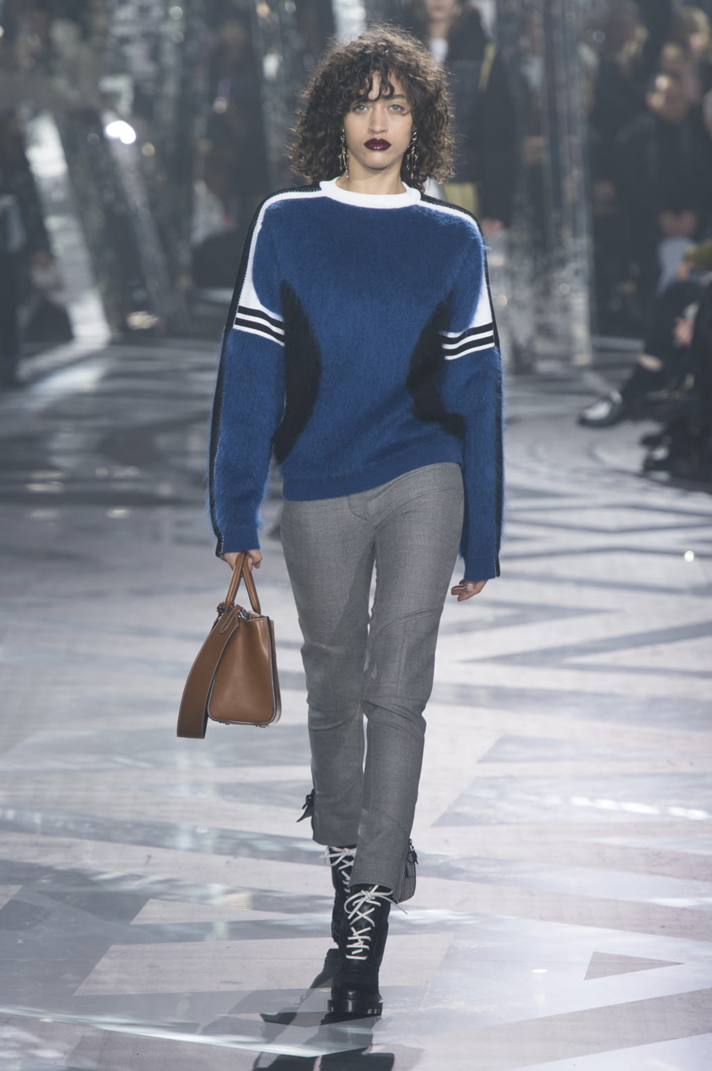 Fashion Week Paris Fall/Winter 2016 look 15 de la collection Louis Vuitton womenswear