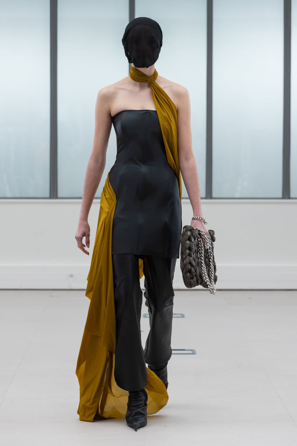 Fashion Week Paris Fall/Winter 2022 look 157 from the IFM PARIS collection 女装