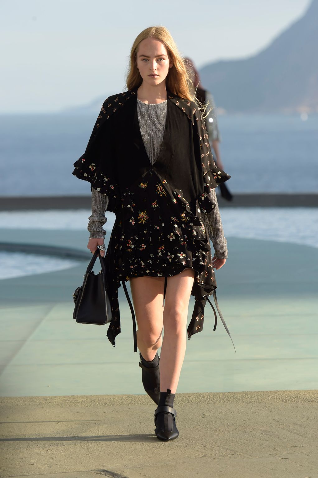Fashion Week Paris Resort 2017 look 15 from the Louis Vuitton collection womenswear