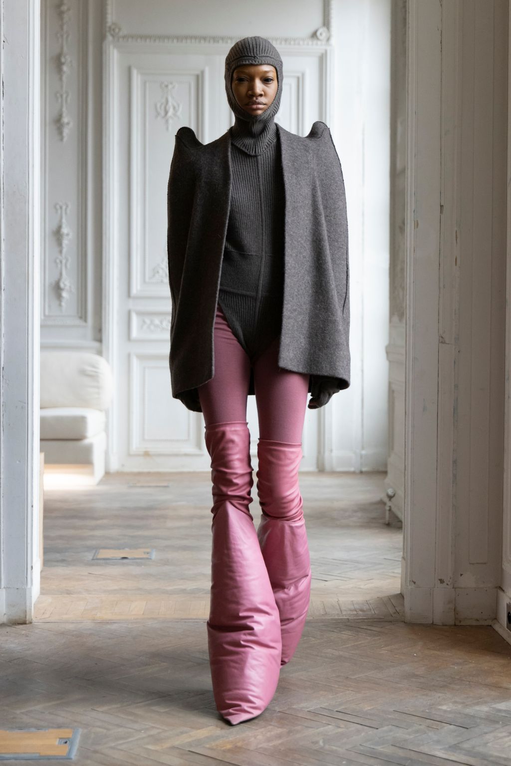 Fashion Week Paris Fall/Winter 2024 look 16 de la collection Rick Owens womenswear