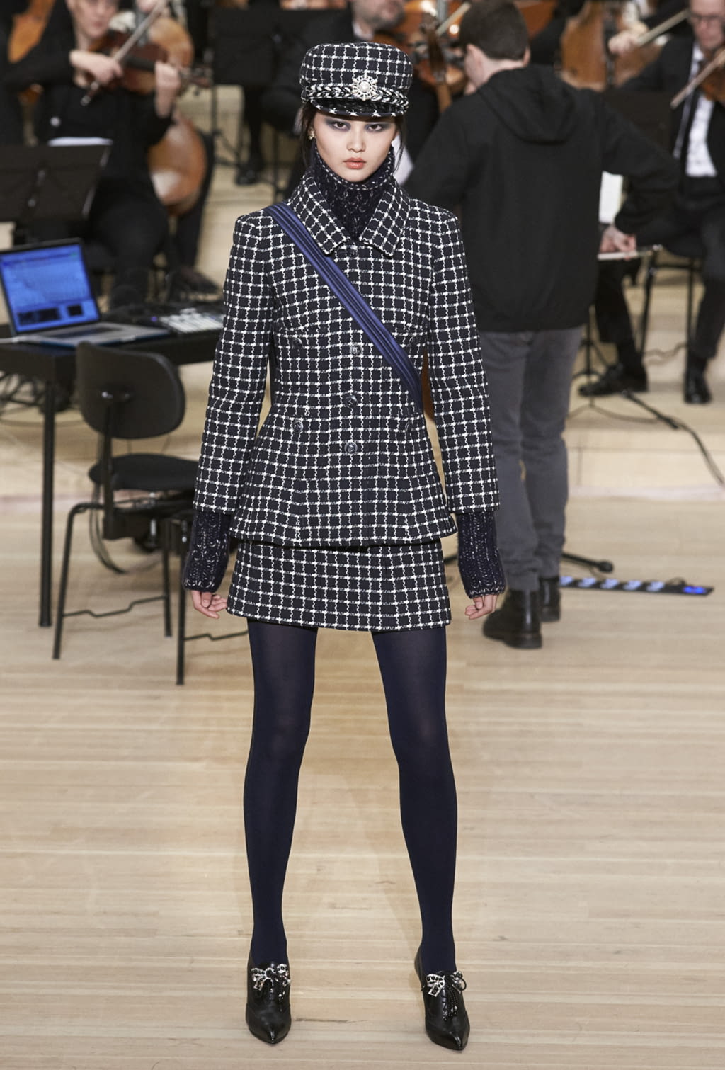 Fashion Week Paris Pre-Fall 2018 look 16 from the Chanel collection 女装