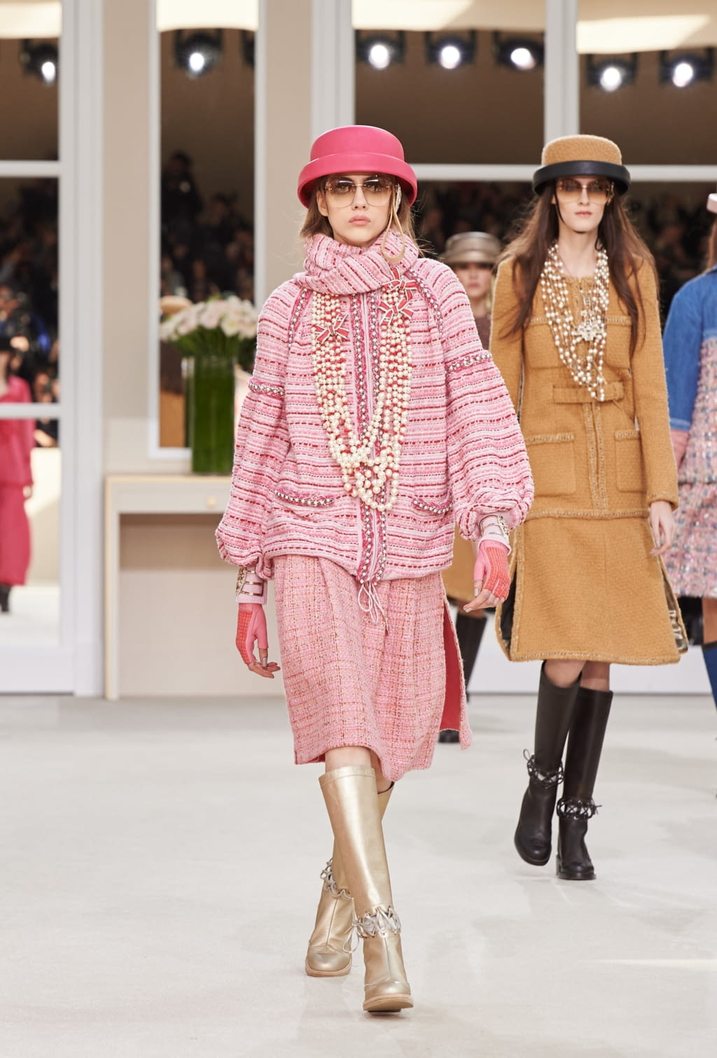 Fashion Week Paris Fall/Winter 2016 look 16 from the Chanel collection womenswear