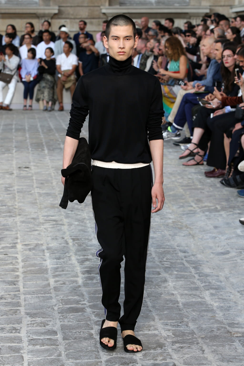 Fashion Week Paris Spring/Summer 2018 look 16 from the Berluti collection 男装