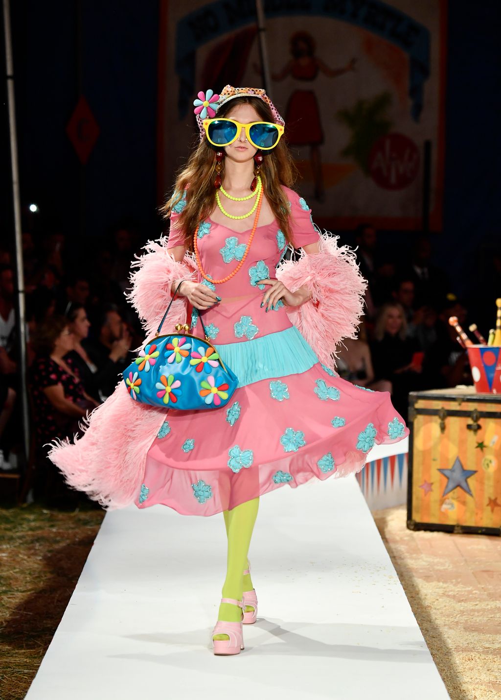 Fashion Week Milan Resort 2019 look 16 from the Moschino collection 女装