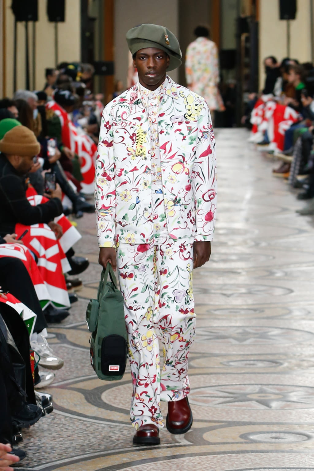 Fashion Week Paris Fall/Winter 2022 look 16 from the Kenzo collection menswear