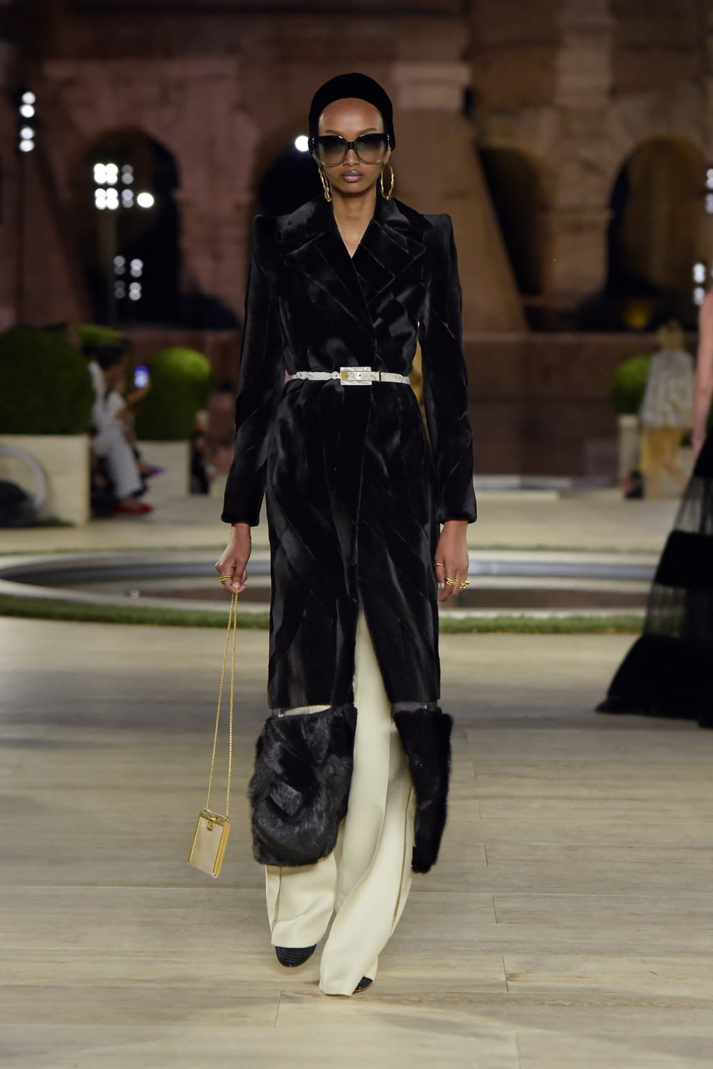 Fashion Week Milan Fall/Winter 2019 look 16 from the Fendi collection 高级定制