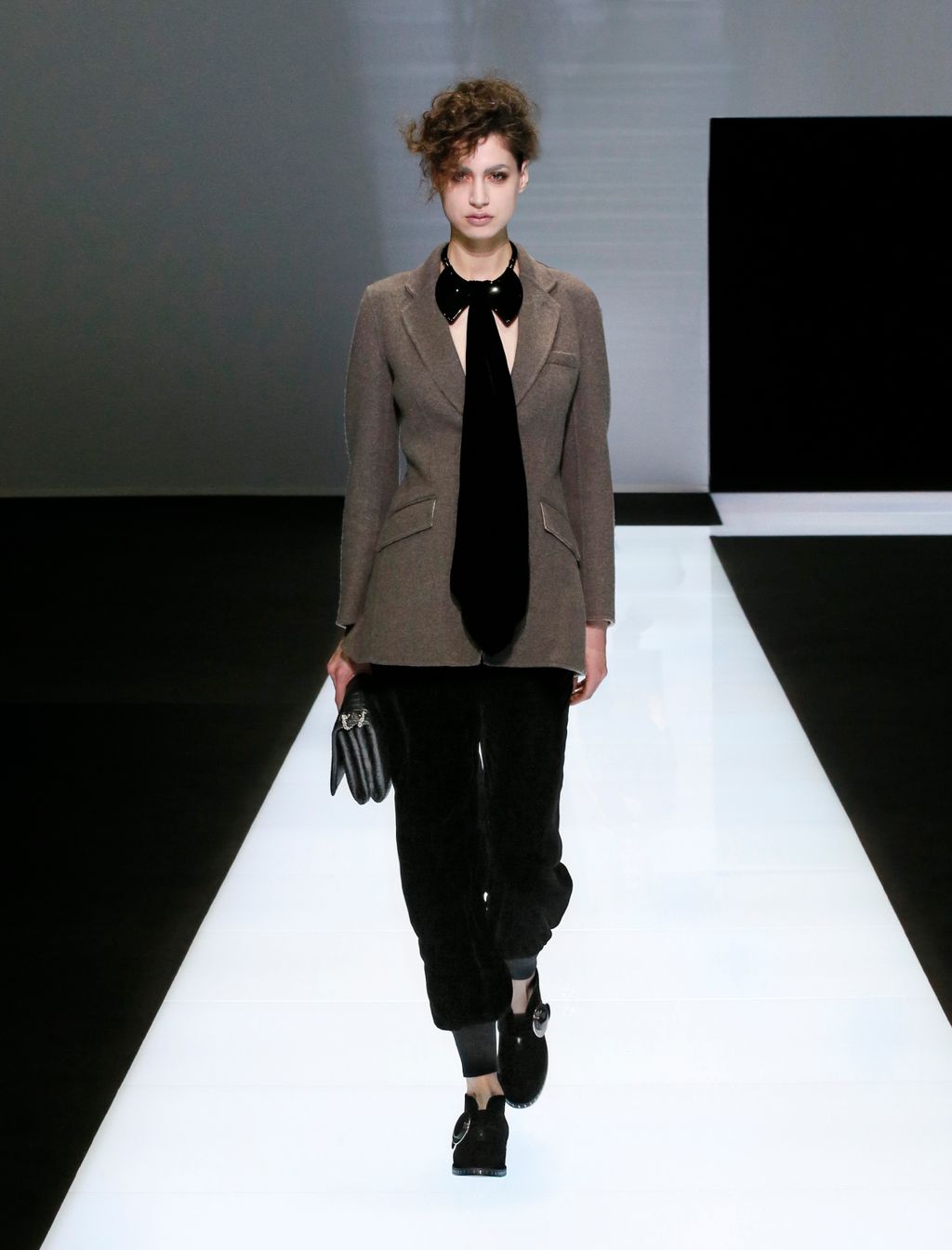 Fashion Week Milan Fall/Winter 2016 look 16 from the Giorgio Armani collection womenswear