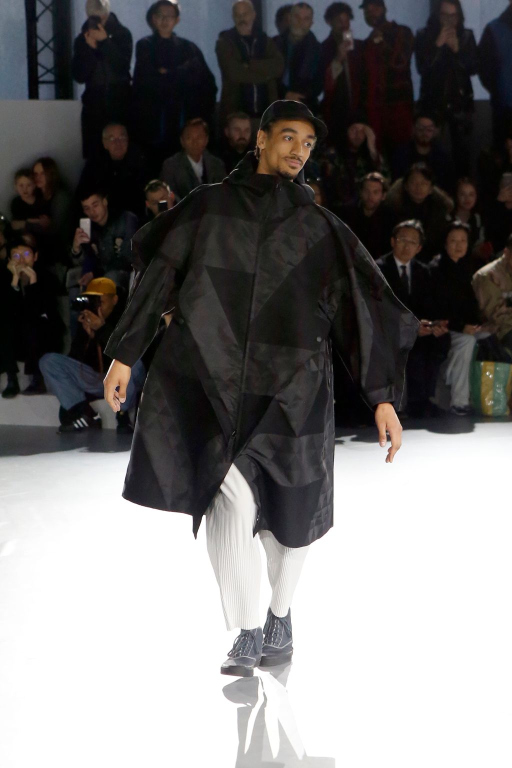 Fashion Week Paris Fall/Winter 2020 look 17 de la collection HOMME PLISSÉ ISSEY MIYAKE menswear