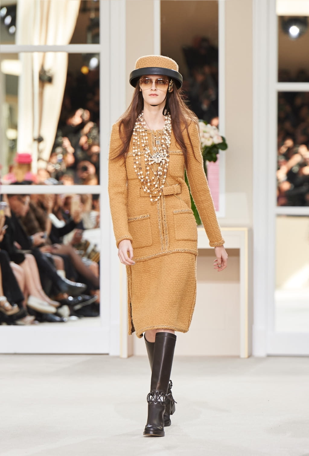 Fashion Week Paris Fall/Winter 2016 look 17 from the Chanel collection womenswear