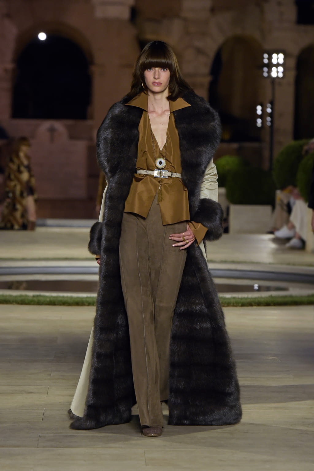 Fashion Week Milan Fall/Winter 2019 look 18 de la collection Fendi couture
