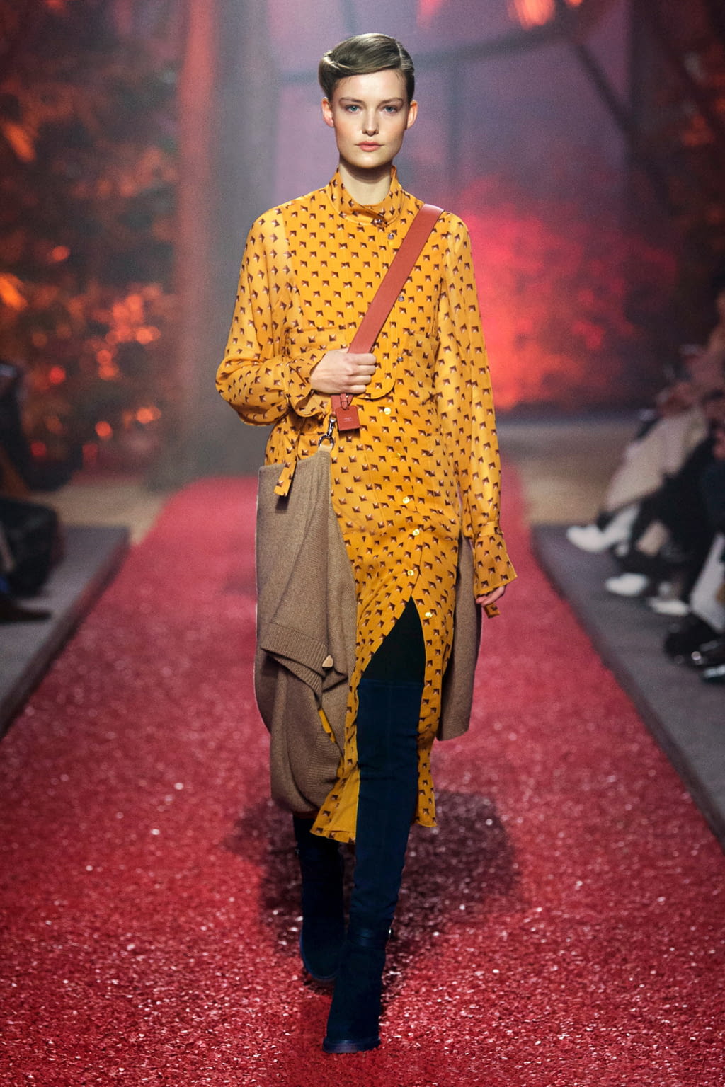 Fashion Week Paris Fall/Winter 2018 look 17 de la collection Hermès womenswear