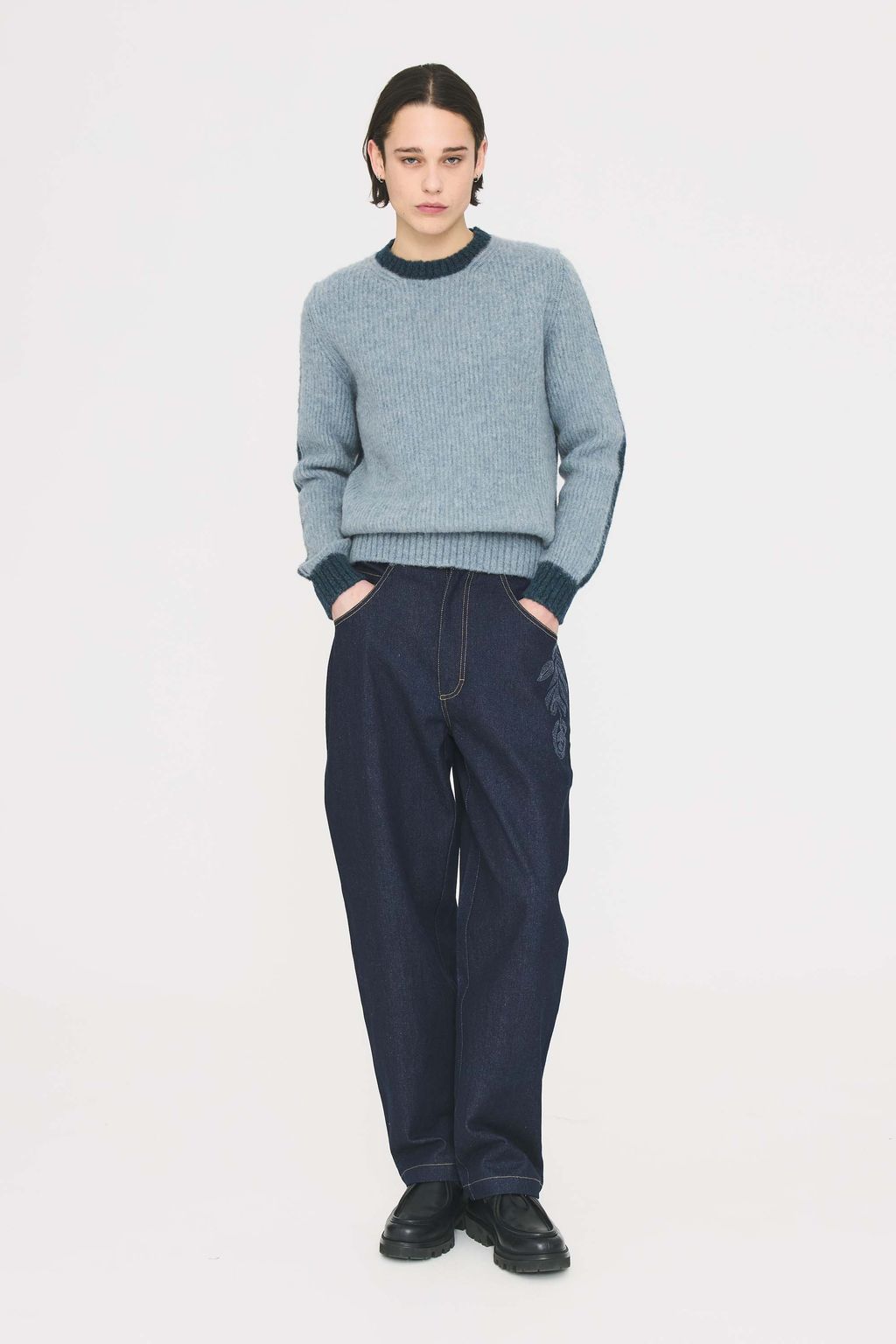 Fashion Week Paris Fall/Winter 2025 look 17 from the Antik Batik collection 男装