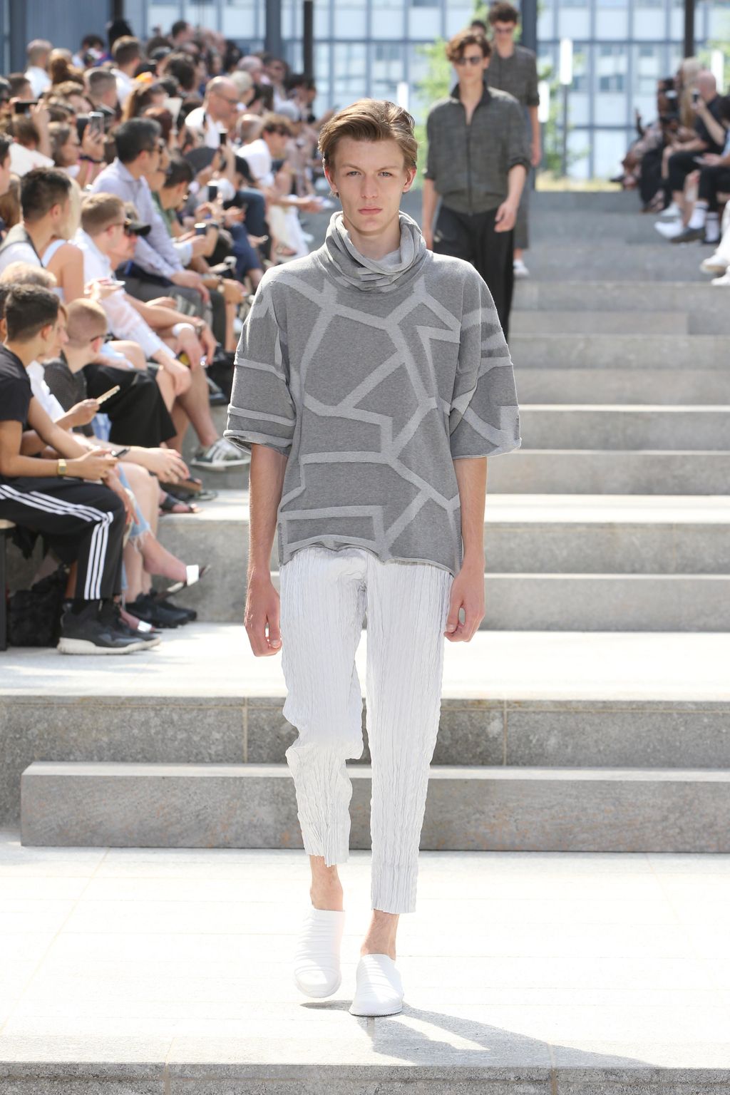 Fashion Week Paris Spring/Summer 2018 look 18 from the Issey Miyake Men collection menswear