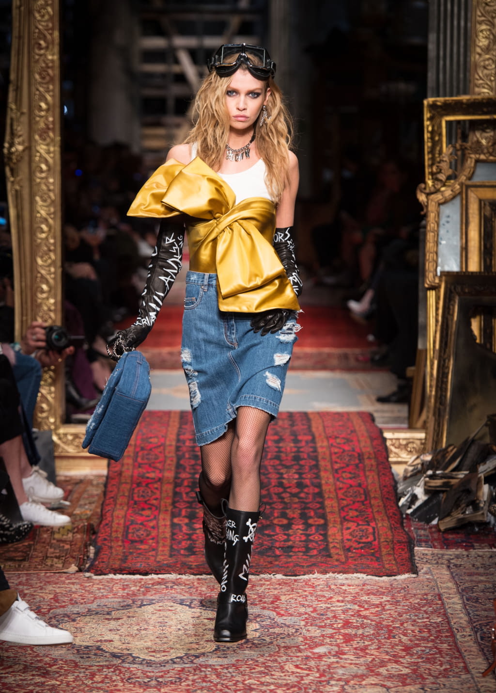Fashion Week Milan Fall/Winter 2016 look 18 de la collection Moschino womenswear