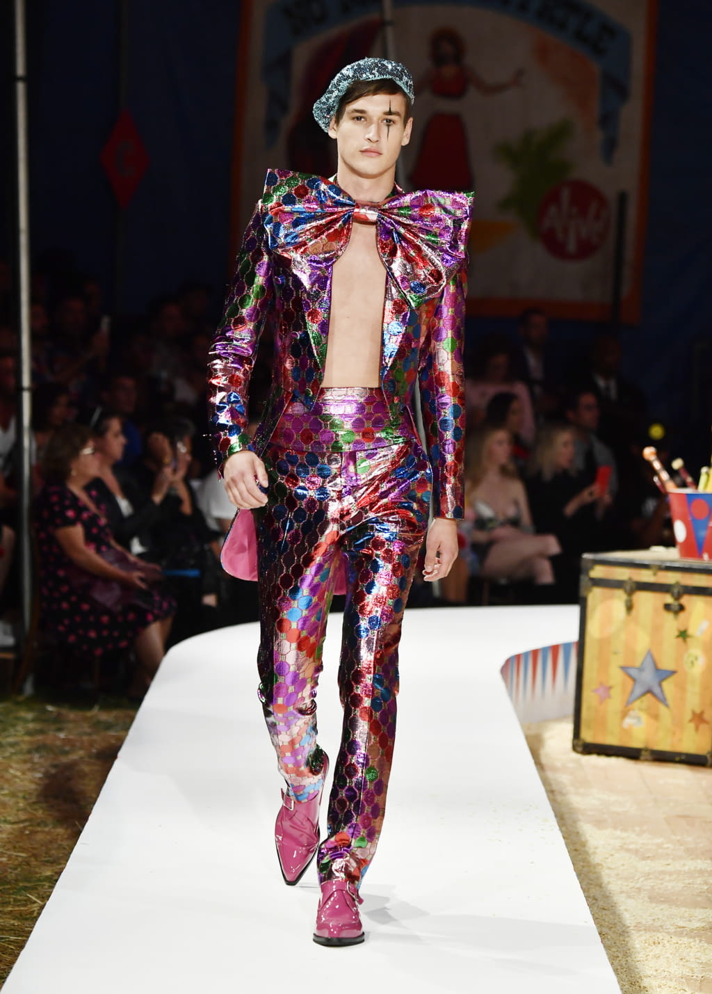 Fashion Week Milan Spring/Summer 2019 look 18 from the Moschino collection 男装