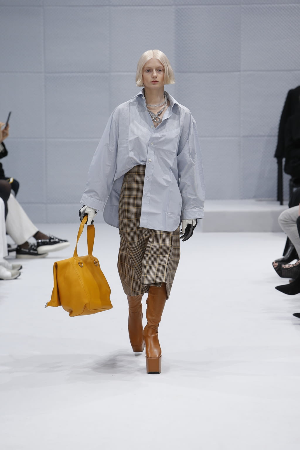Opsætning cykel hundehvalp Balenciaga F/W 16 womenswear #18 - The Fashion Search Engine - TAGWALK