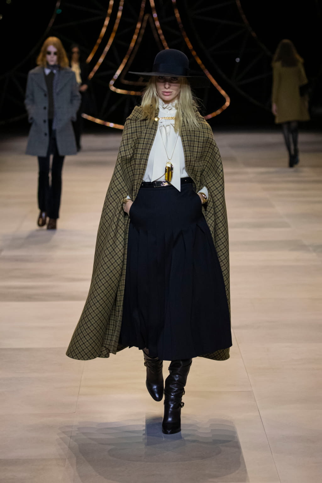 Fashion Week Paris Fall/Winter 2020 look 18 de la collection Celine womenswear