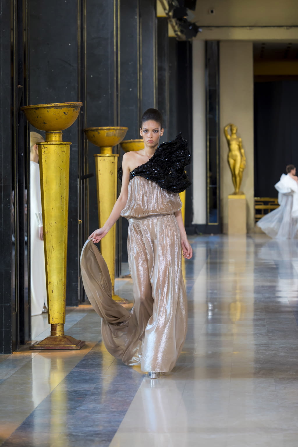 Fashion Week Paris Spring/Summer 2020 look 18 from the Stephane Rolland collection couture