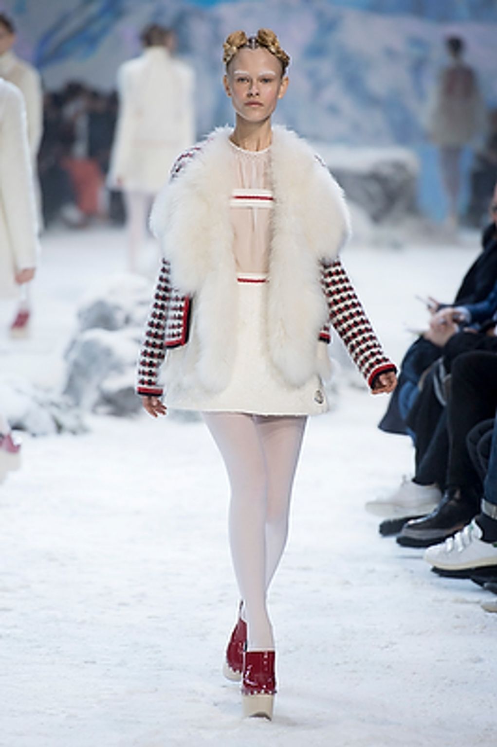 Fashion Week Paris Fall/Winter 2016 look 18 from the Moncler Gamme Rouge collection womenswear