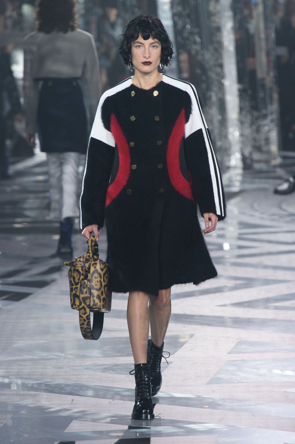Fashion Week Paris Fall/Winter 2016 look 18 from the Louis Vuitton collection womenswear