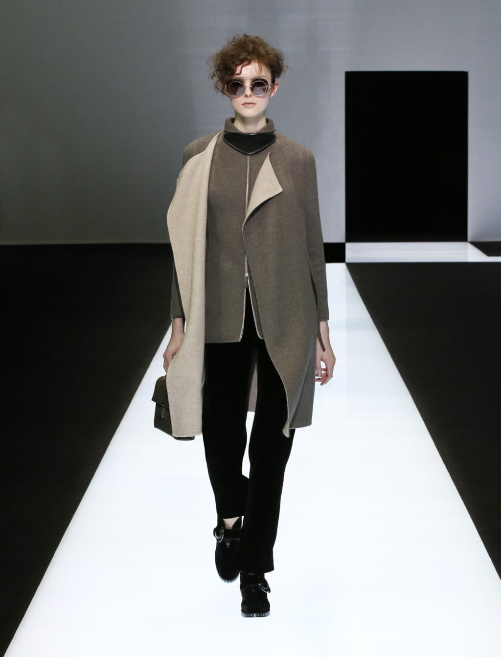 Fashion Week Milan Fall/Winter 2016 look 18 from the Giorgio Armani collection womenswear