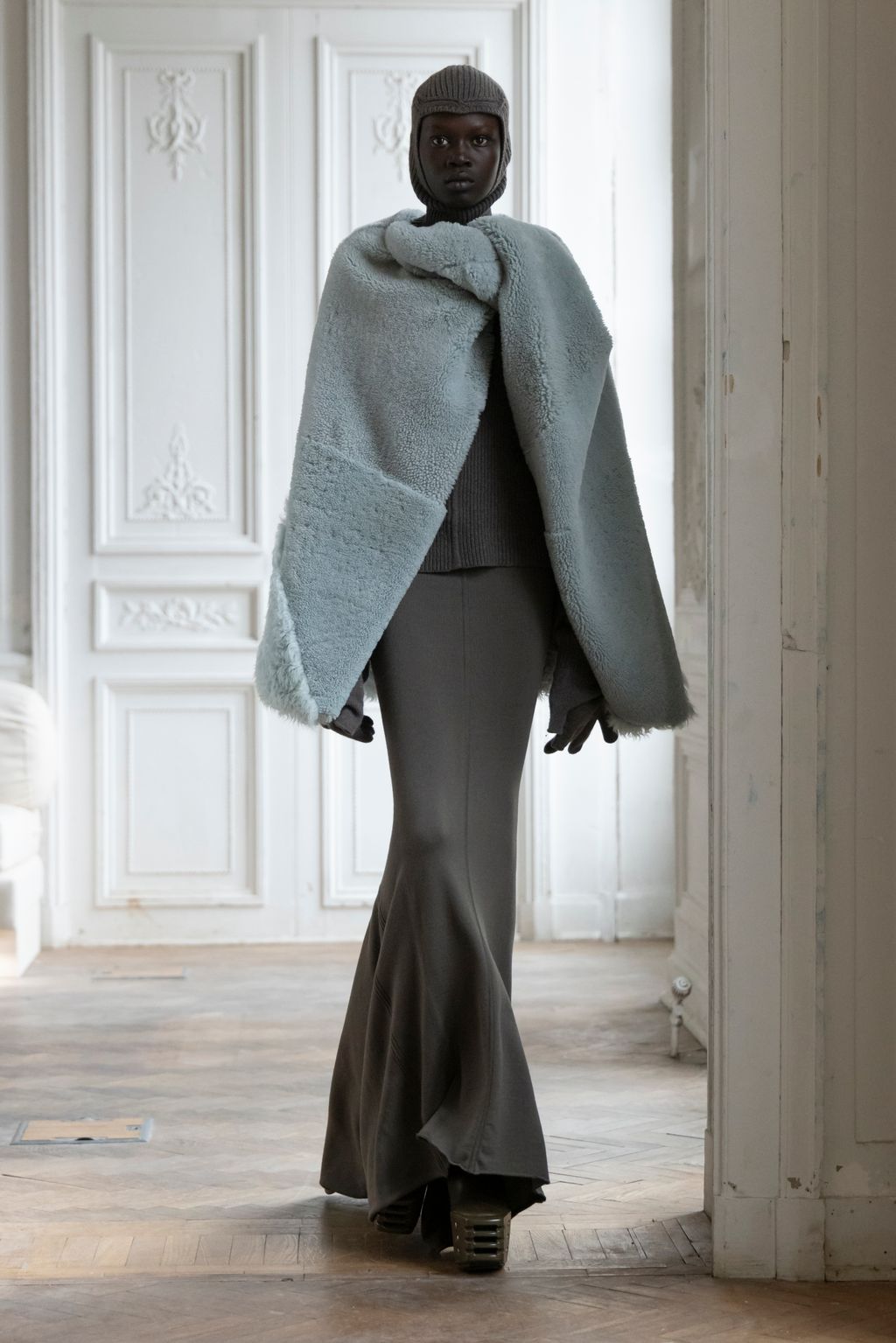 Fashion Week Paris Fall/Winter 2024 look 19 from the Rick Owens collection 女装