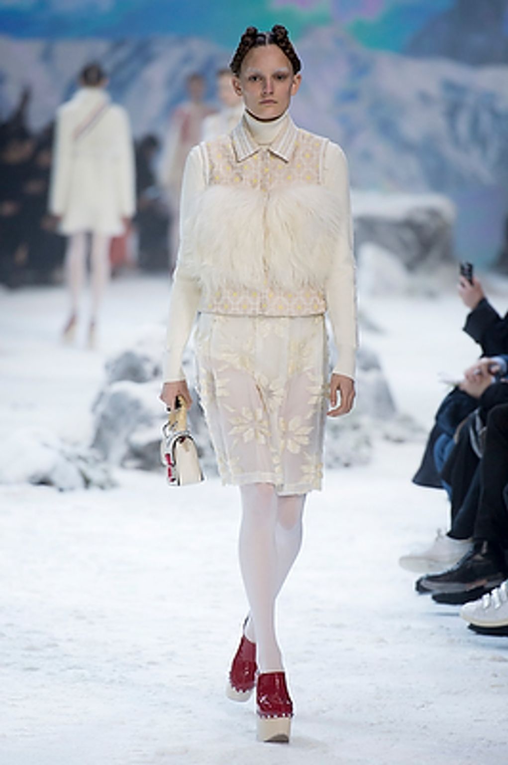 Fashion Week Paris Fall/Winter 2016 look 19 from the Moncler Gamme Rouge collection womenswear