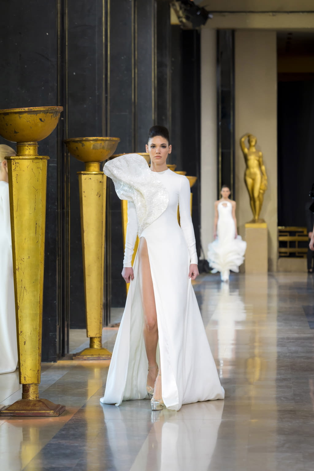 Fashion Week Paris Spring/Summer 2020 look 19 from the Stephane Rolland collection couture