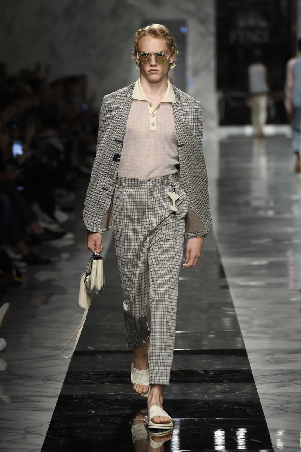 Fashion Week Milan Spring/Summer 2018 look 19 from the Fendi collection 男装