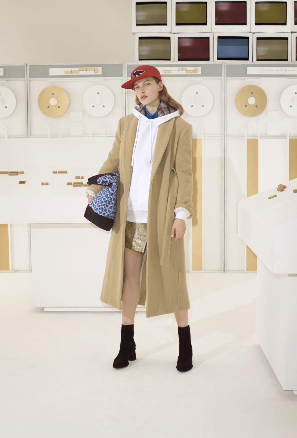 Fashion Week Paris Fall/Winter 2018 look 19 from the Maison Kitsuné collection womenswear