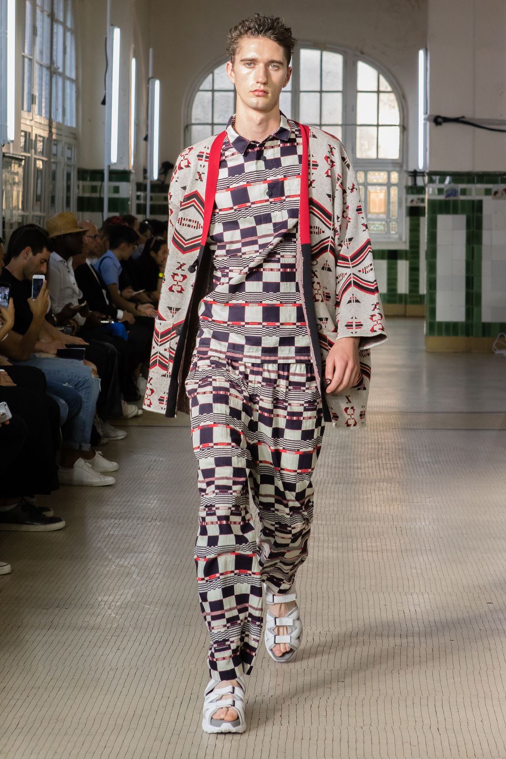 Fashion Week Paris Spring/Summer 2018 look 19 from the White Mountaineering collection menswear