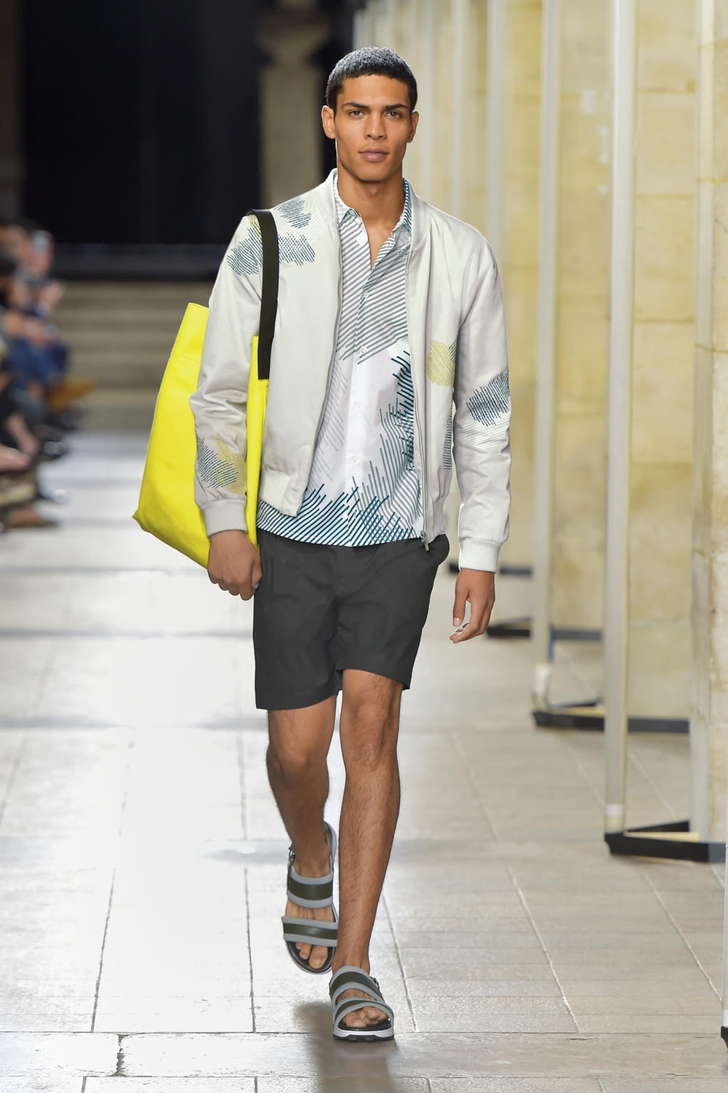 Fashion Week Paris Spring/Summer 2017 look 19 from the Hermès collection 男装