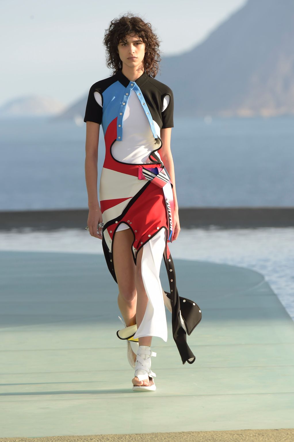 Fashion Week Paris Resort 2017 look 1 from the Louis Vuitton collection 女装