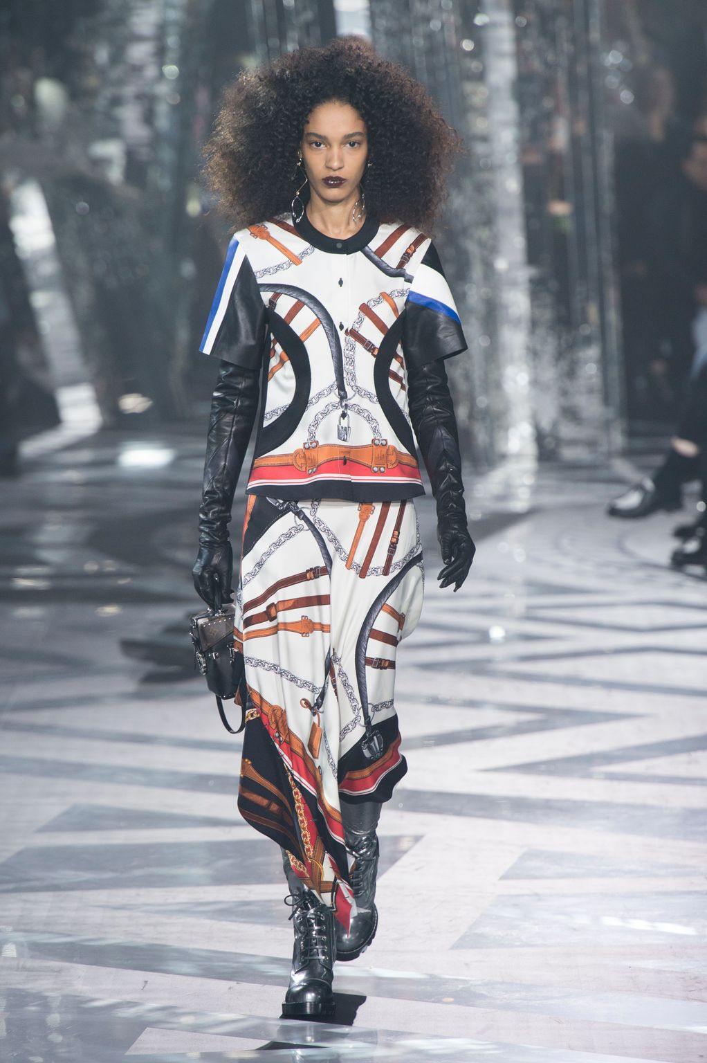 Fashion Week Paris Fall/Winter 2016 look 2 de la collection Louis Vuitton womenswear