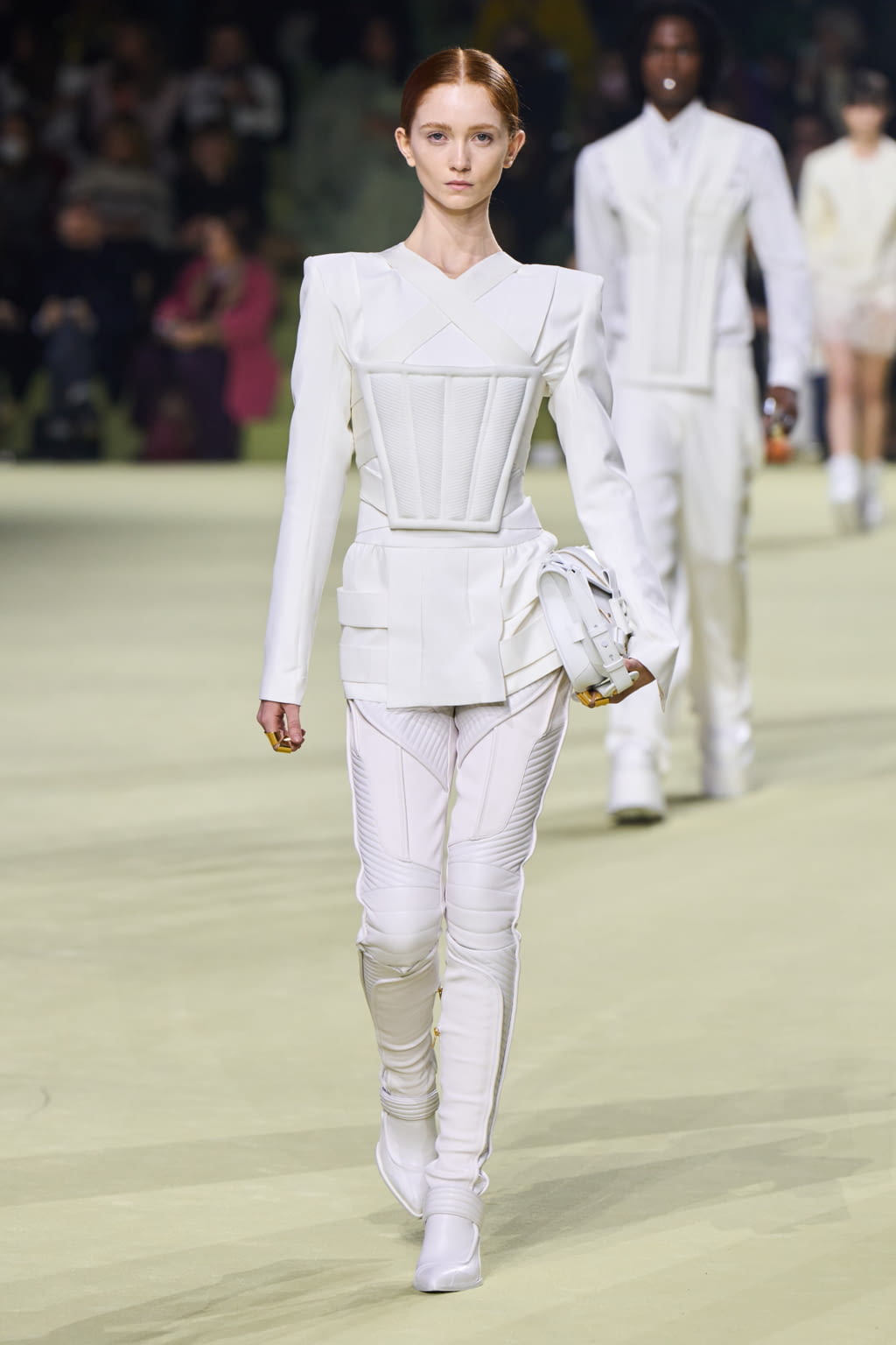 Fashion Week Paris Fall/Winter 2022 look 2 from the Balmain collection womenswear