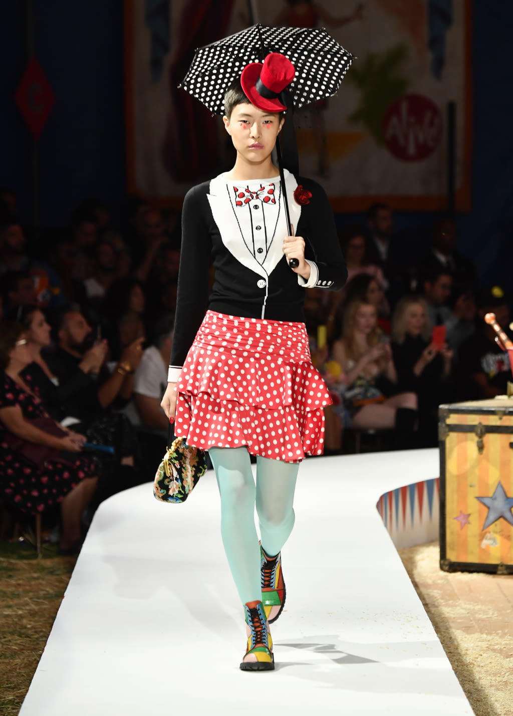 Fashion Week Milan Resort 2019 look 2 from the Moschino collection 女装