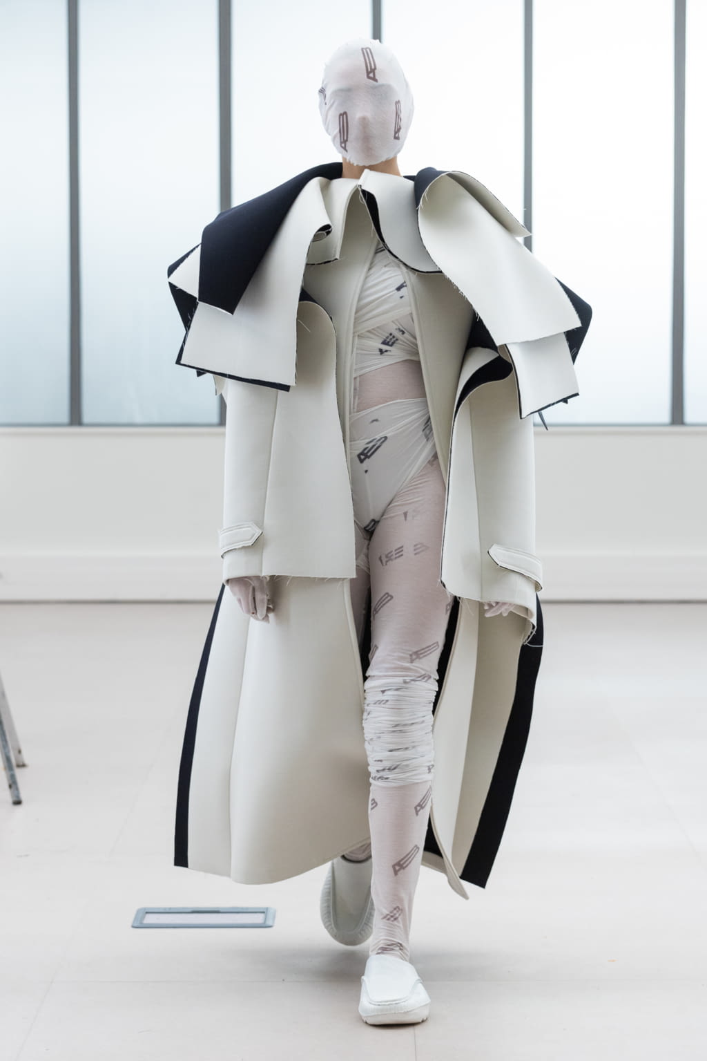 Fashion Week Paris Fall/Winter 2022 look 2 from the IFM PARIS collection 女装