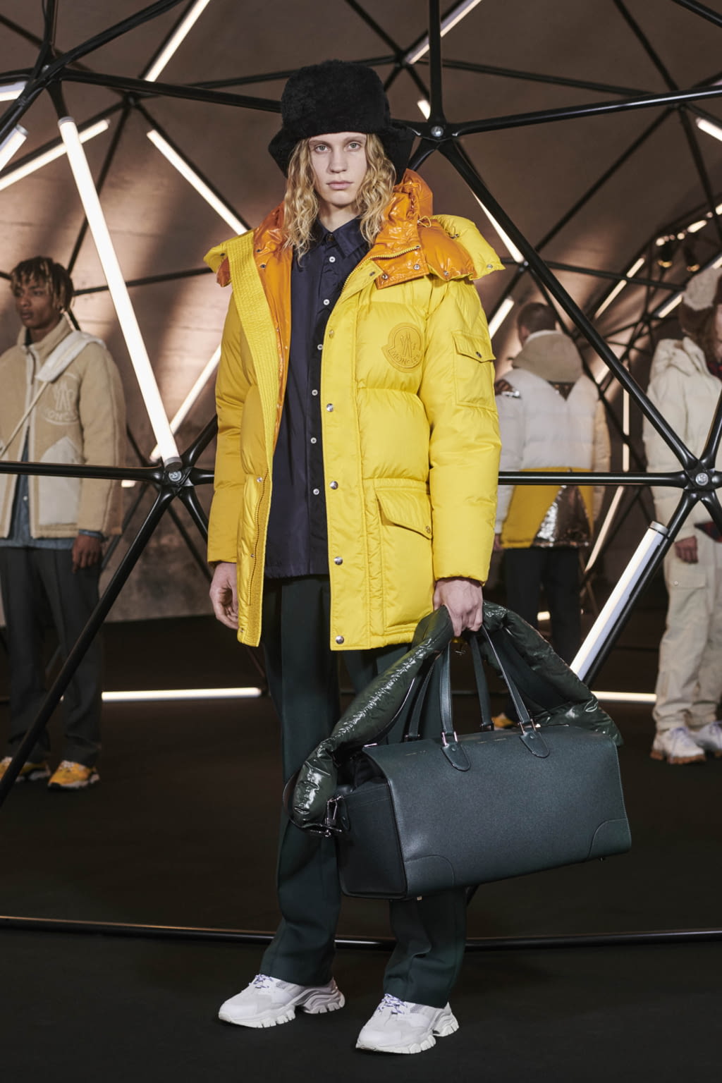 Fashion Week Milan Fall/Winter 2019 look 16 from the 2 MONCLER 1952 + VALEXTRA collection 男装